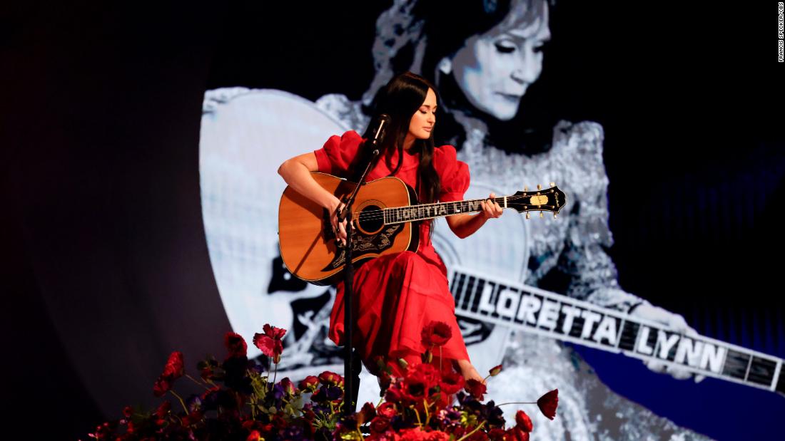 Kacey Musgraves pays tribute to the late Loretta Lynn by performing &quot;Coal Miner&#39;s Daughter&quot; during the &quot;in memoriam&quot; segment.