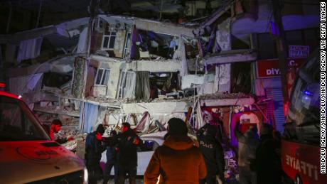 terremoto turquia siria escombros hombre sacado imagen dramatica pkg digital redaccion mexico_00003128