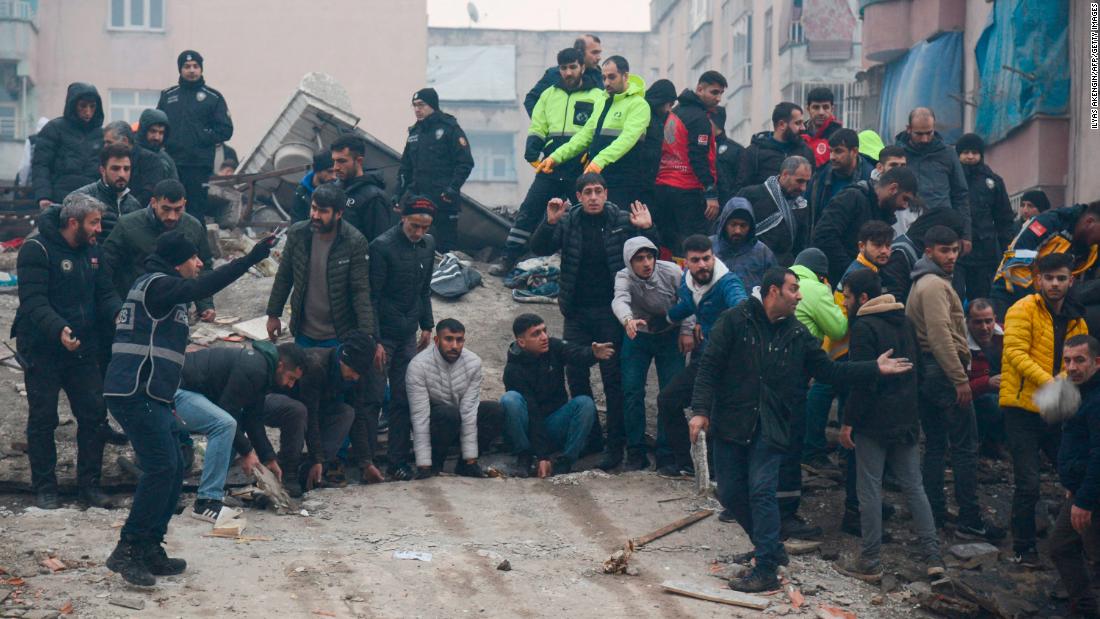 People search for survivors in Diyarbakir.