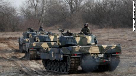 Leopard 2A4 tanks take part in a military training near Tata, Hungary, February 6, 2023. REUTERS/Bernadett Szabo     TPX IMAGES OF THE DAY     