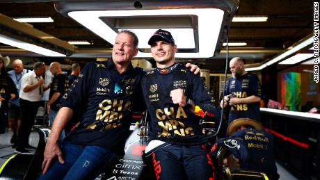 Verstappen e seu pai comemoram a vitória no F1 World Constructors.  Campeonato em 23 de outubro de 2022, em Austin.