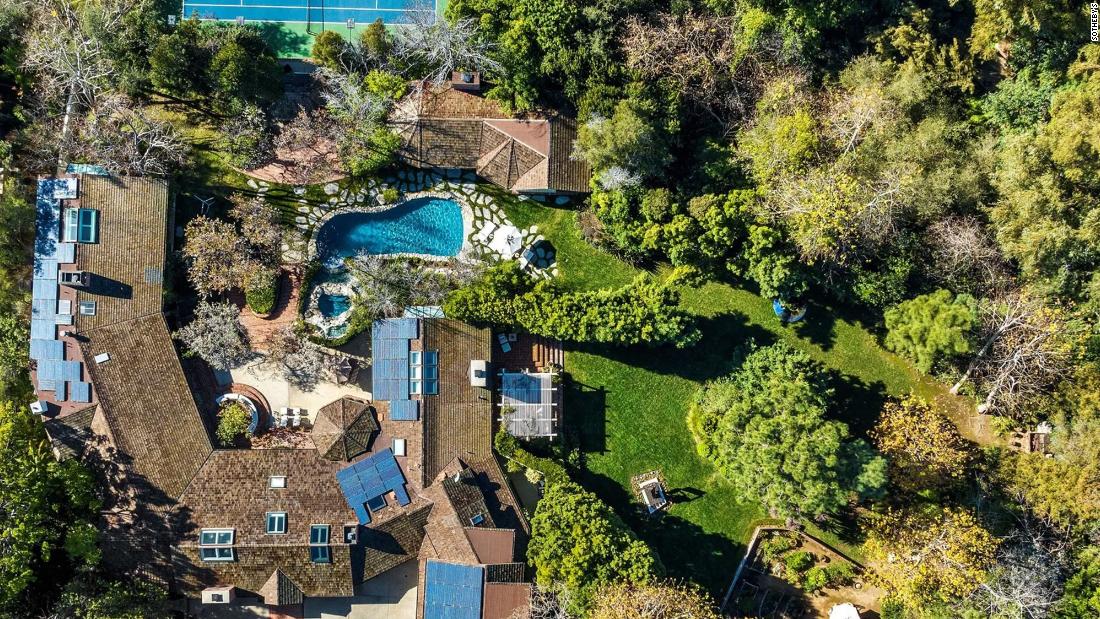 NextImg:Jim Carrey lists $29M LA mansion while offering a glimpse of his own art