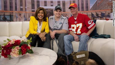 Philadelphia Eagles fan Billy Welsh will sit next to Kansas City Chiefs fan John Gladwell at Sunday&#39;s game after Gladwell donated his kidney to Welsh years ago.