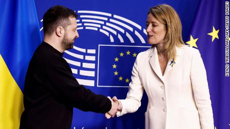 Zelensky shakes hands with European Parliament President Roberta Metsola as he arrives at the EU parliament in Brussels. 