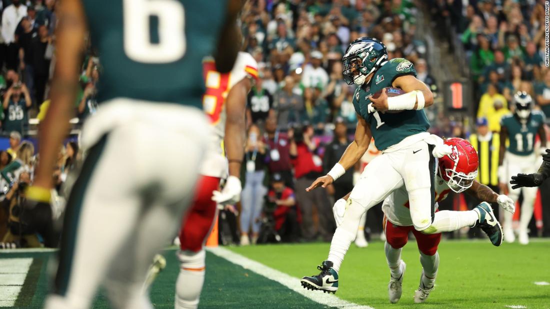 Hurts runs for a 4-yard touchdown in the second quarter. It was Hurts&#39; second rushing touchdown of the first half, and the Eagles led 21-14 after the extra point.