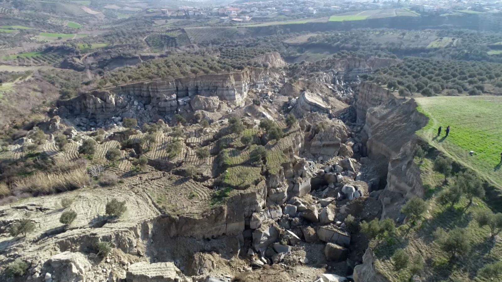 Mira El Enorme Socavón Que Dejó El Terremoto En Medio De Un Sembradío De Olivos En Turquía Cnn