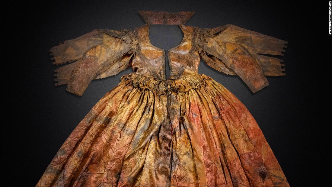 The Palmwood Wreck, a Dutch merchant ship that wrecked off the coast of Texel in 1660, was full of luxury goods. Divers retrieved them, and after years of study, the finds are on display at the Netherlands&#39; Museum Kaap Skil. One of the most striking discoveries was a virtually intact silk satin dress with a woven floral motif.
