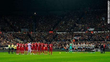 Newcastle United players and Liverpool players hold a minute&#39;s applause in memory of Christian Atsu. 