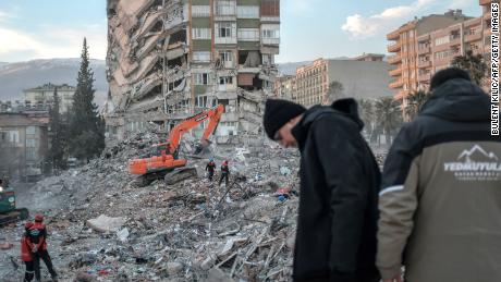 Los rescatistas buscan entre los escombros de un edificio derrumbado en Kahramanmaras después del terremoto mortal.