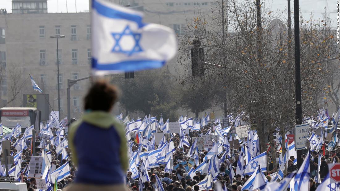 Protesty w całym Izraelu, gdy rząd Netanjahu wprowadza ustawę osłabiającą sądy