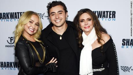 (From left) Hayden Panettiere, Jansen Panettiere and their mother Lesley Vogel in Hollywood in 2019.