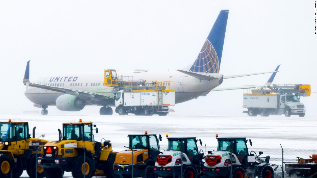 Ponad 1700 lotów zostało odwołanych, gdy zimowa burza nawiedziła Stany Zjednoczone