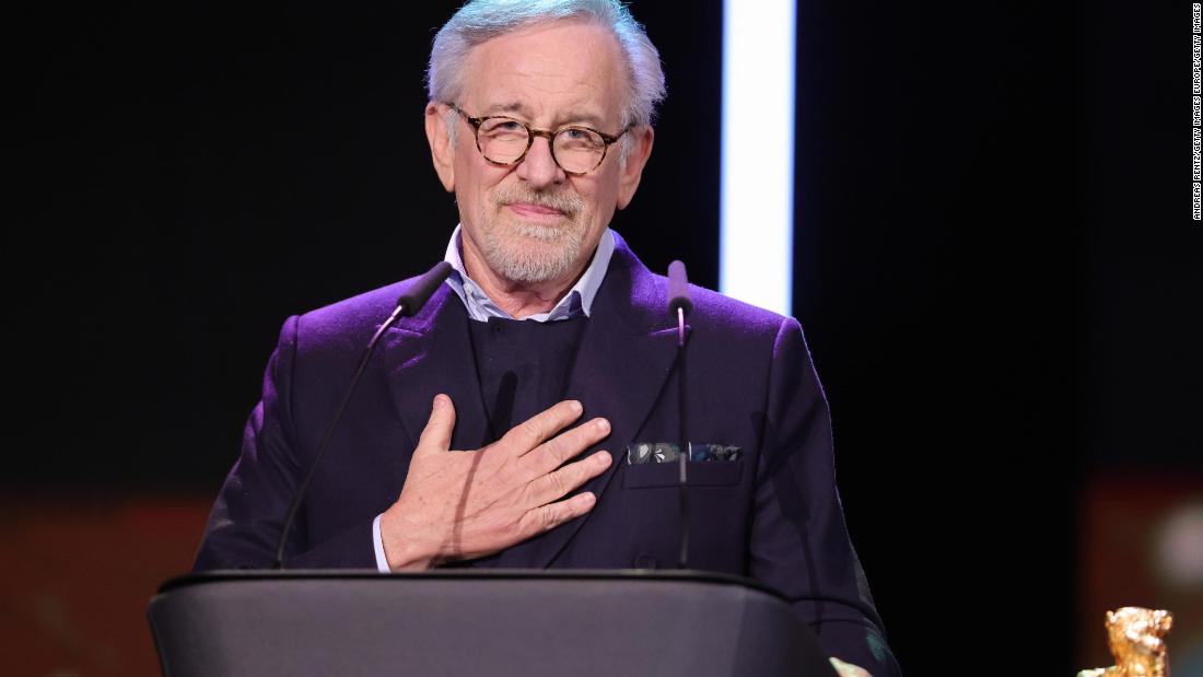 Spielberg Ganó El Oso De Oro En El Festivalde Berlín Y Dio Una Primicia En El Escenario Cnn Video