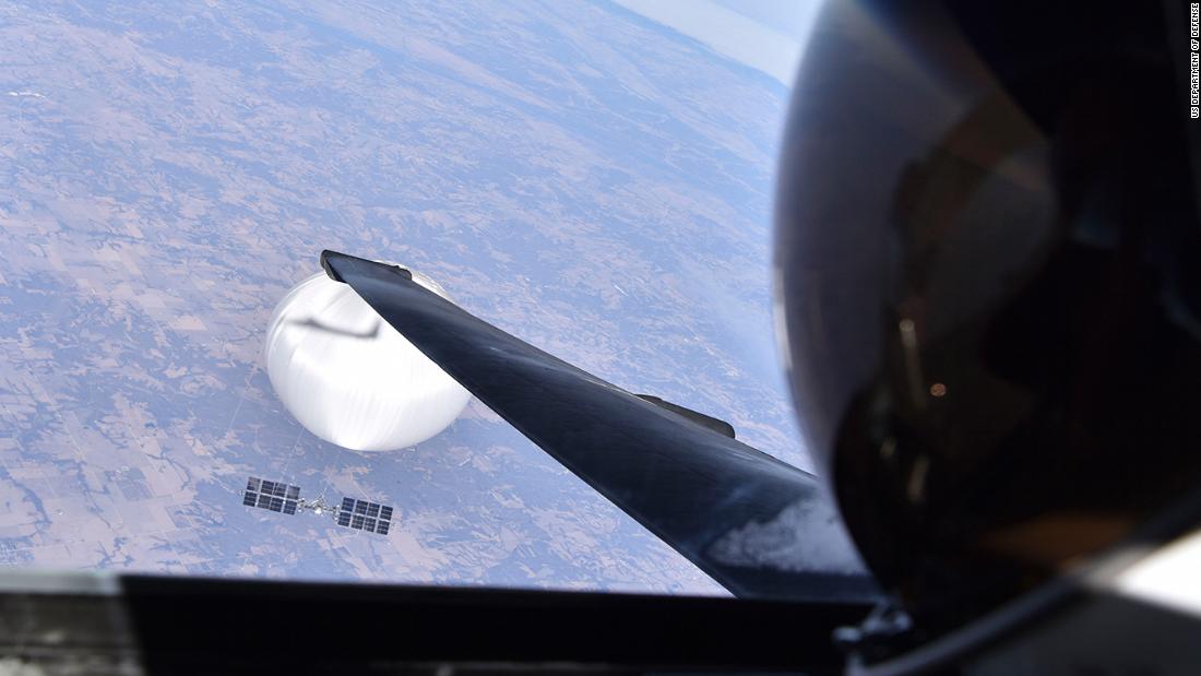 O Pentágono divulgou uma foto de um balão espião chinês no ar
