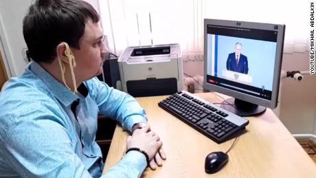 Video shows Russian politician&#39;s &#39;bold&#39; act of defiance against Putin