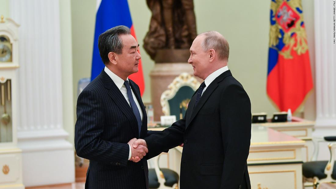 中国は中立の主張に疑問を呈しながら、ロシアとウクライナの間の停戦を要求する