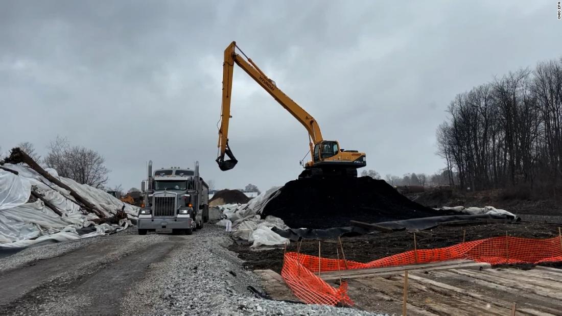 PALESTINA LESTE, Ohio: Autoridades do Texas e Michigan reclamam que água e solo de destroços de trem não foram informados de que seriam transportados para suas jurisdições.