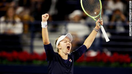 Krejčíková celebrates defeating Świątek in the final of the Dubai Tennis Championships. 