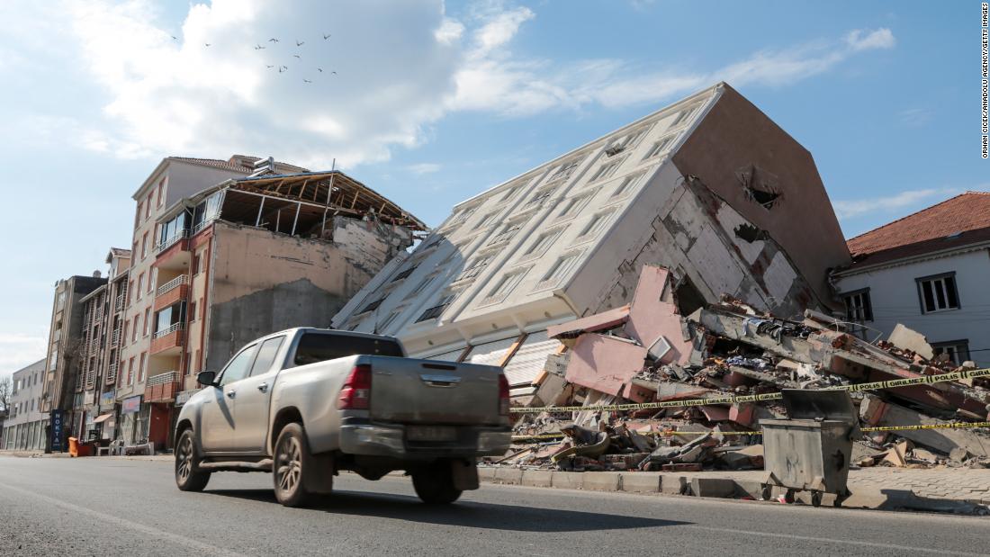 トルコ地震：建物不良工事の疑いでほぼ200人逮捕