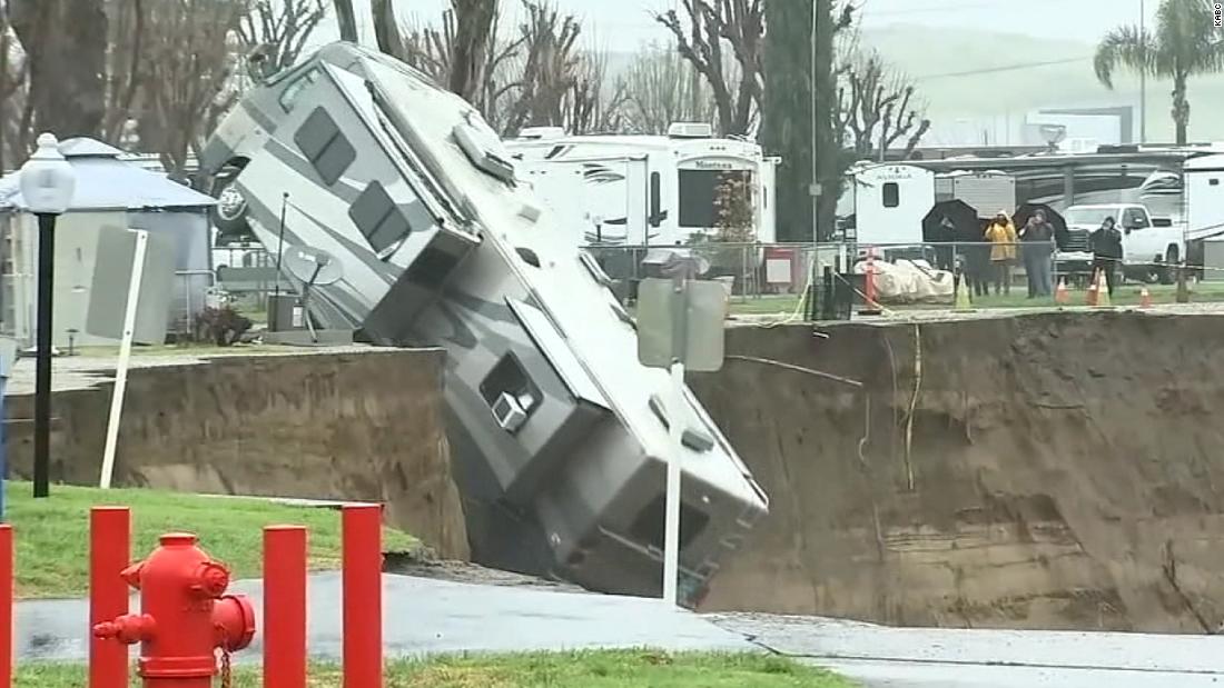 See moment RV sinks into California river amid heavy rain