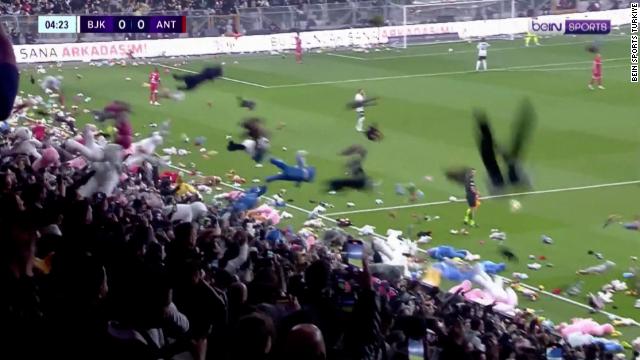 Gemist: See football fans' mid-game tribute to earthquake victims