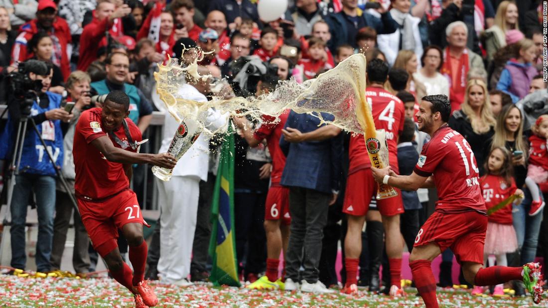 It&#39;s a Bayern Munich tradition for players to celebrate winning the Bundesliga by showering each other in beer, also known as Weißbierdusche (wheat beer shower). As German champions 10 years in a row, the Bavarians have gone through plenty of pints over the last decade.‪ 