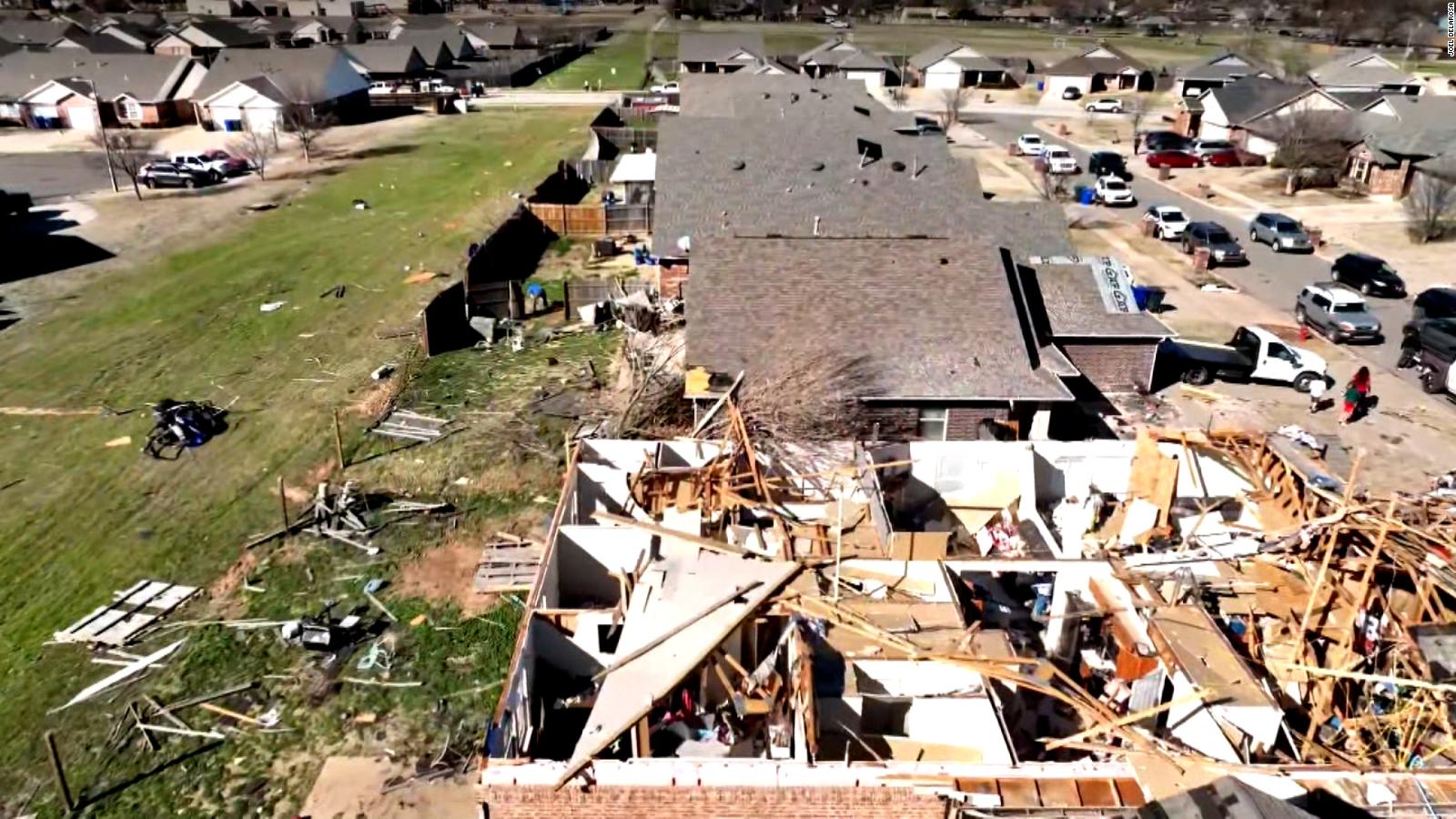 Evalúan los daños causados por un demoledor tornado que azotó la ciudad