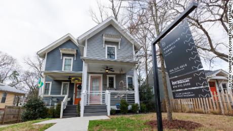 Mortgage applications drop to 28-year low as rates climb