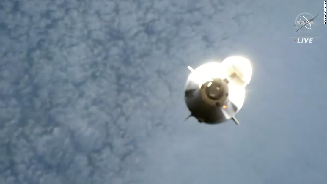 SpaceX 宇宙飛行士のカプセルが宇宙ステーションにドッキング