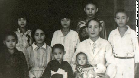 Uyongu Yata&#39;uyungana with his family members in 1945.