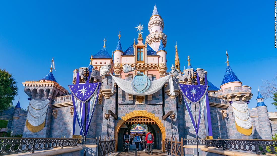 Comparte su visita habitual a Disneyland que batió récords con su sabiduría de casi 3,000 visitas consecutivas al parque.