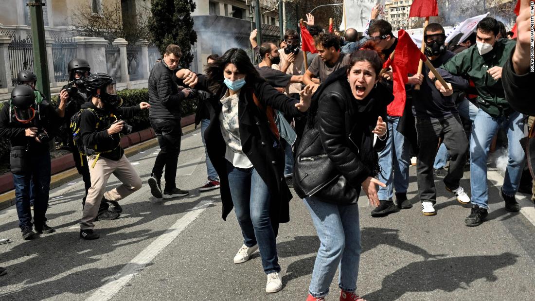 Yunanistan’da tren kazası: Yunanistan Başbakanı’nın özrüne rağmen protestolar alevlendi