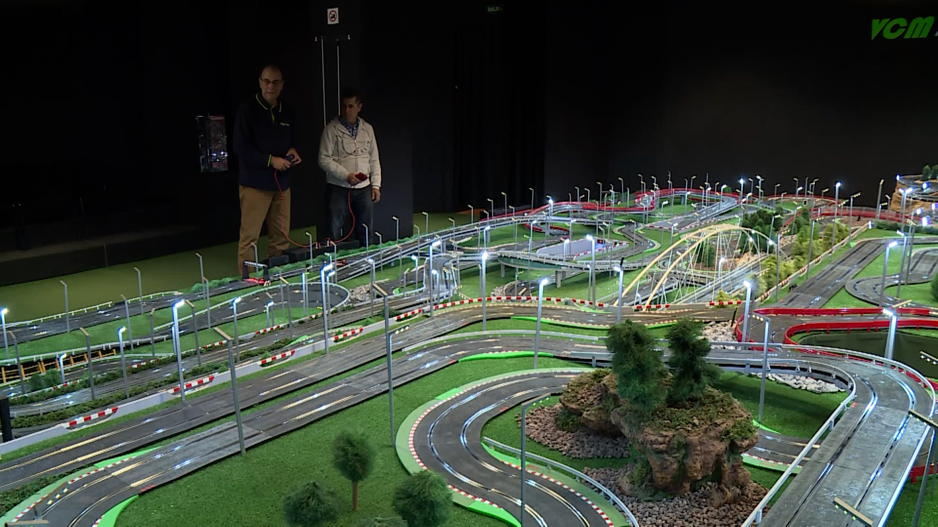 Sumergido Separar Agrícola Conoce esta enorme pista de carreras de 227 metros para autos de juguete  creada en España - CNN Video