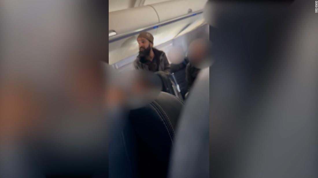 Video: Man arrested after allegedly trying to open emergency door on plane – CNN Video