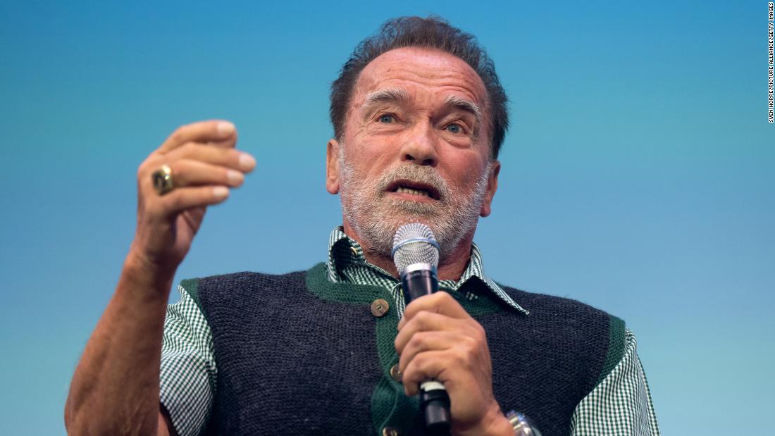 Arnold Schwarzenegger mówi, że antysemici „umrą nędznie” w długim filmie.