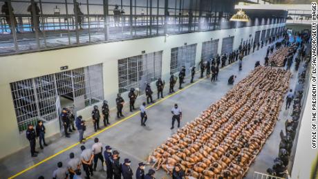 ¿Pactó Nayib Bukele con las maras? Esta es la megacárcel para pandilleros en El Salvador
