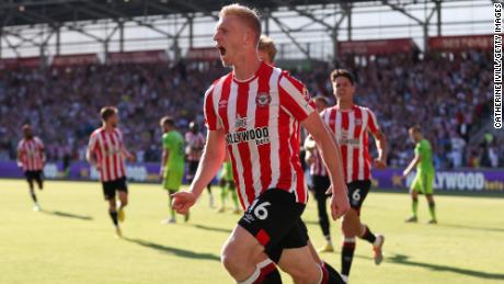 BRENTFORD, ENGLAND - AUGUST 13: Ben Mee of Brentford celebrates after scoring their sides third goal during the Premier League match between Brentford FC and Manchester United at Brentford Community Stadium on August 13, 2022 in Brentford, England. (Photo by Catherine Ivill/Getty Images)