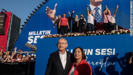 Turkey&#39;s main opposition Republican People&#39;s Party (CHP) leader Kemal Kilicdaroglu and his wife Selvi Kilicdaroglu pose to the media during a rally on May 21, 2022 in Istanbul, Turkey. 