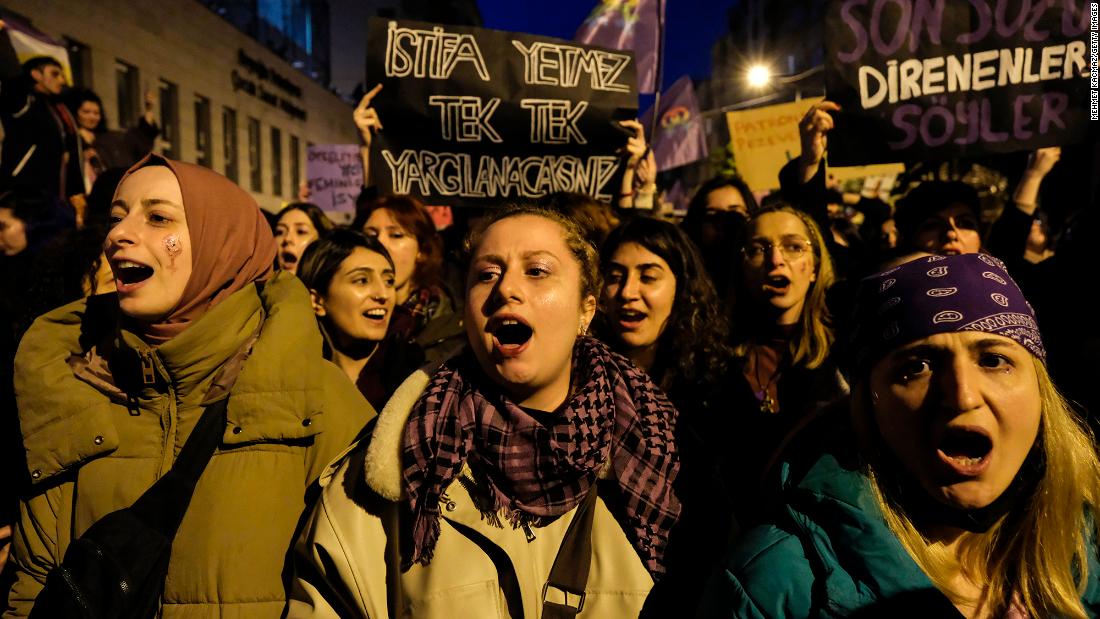 Türkiye protestolar: İstanbul’daki bir kadınlar günü gösterisinin ardından polis biber gazı sıktı