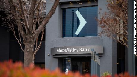 Silicon Valley Bank collapses after failing to raise capital