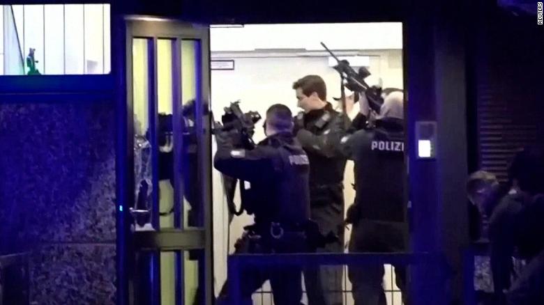 视频显示，警察进入发生枪击事件的大楼