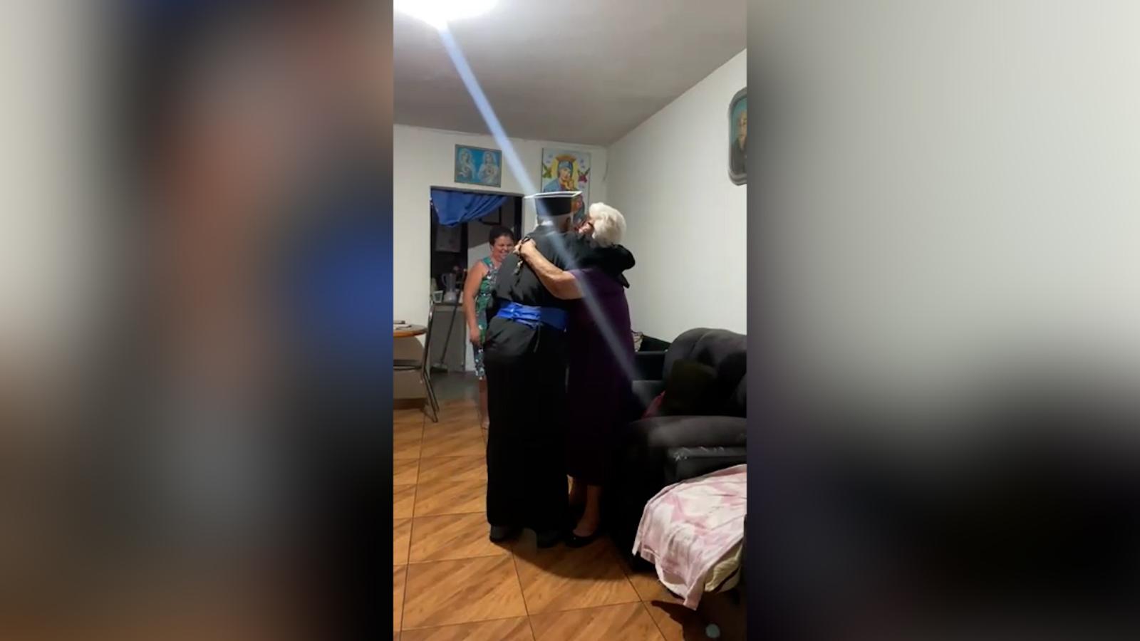 Hombre De 78 Años Sorprende A Su Madre De 98 Años Con Una Noticia Que ...