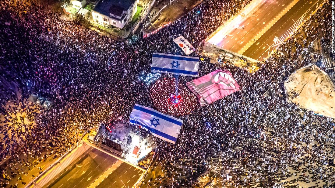 Israël protesteert: een half miljoen Israëli’s gingen de straat op om te protesteren tegen de hervorming van het gerechtelijk apparaat