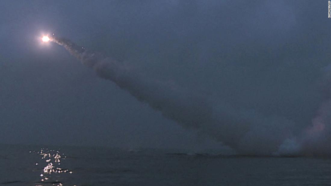 북한, 잠수함에서 미사일 최소 2발 발사