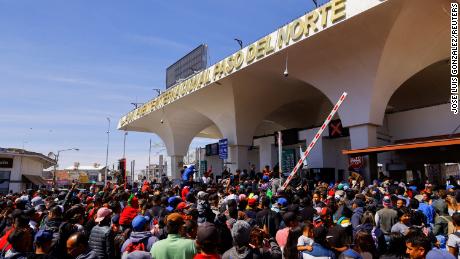 Migrants take part in a protest at the Paso del Norte international bridge to request asylum in the United States, in Ciudad Juarez, Mexico, March 12, 2023. REUTERS/Jose Luis Gonzalez