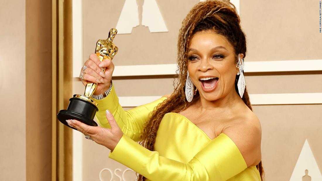 ruth e.  Carter se convirtió en la primera mujer negra en ganar múltiples premios Oscar