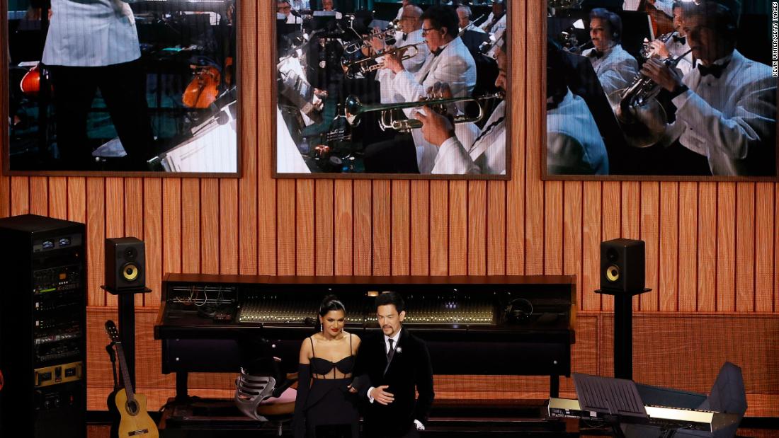 Mindy Kaling and John Cho present the Oscar for best original score.