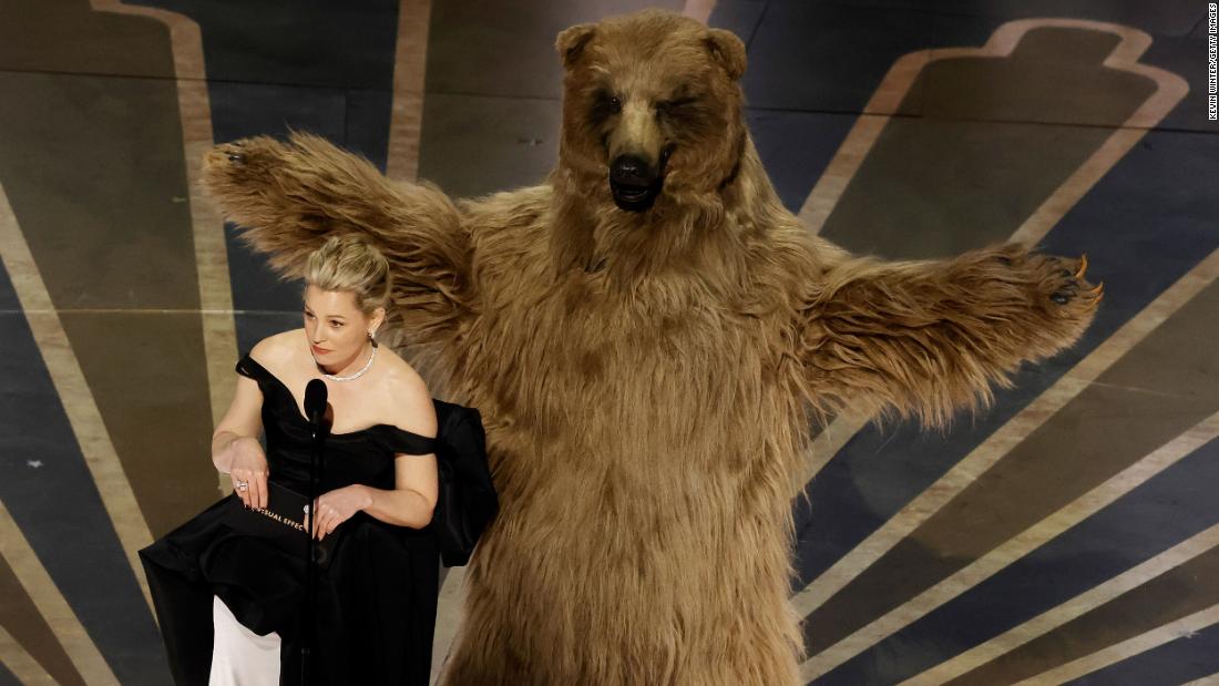 Elizabeth Banks does an on-stage bit with a &quot;cocaine bear.&quot;