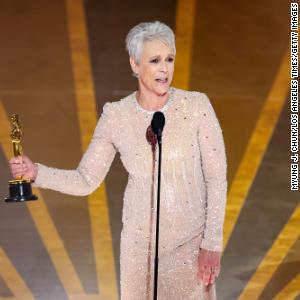 Jamie Lee Curtis wins first Oscar, references her movie star parents who never won one