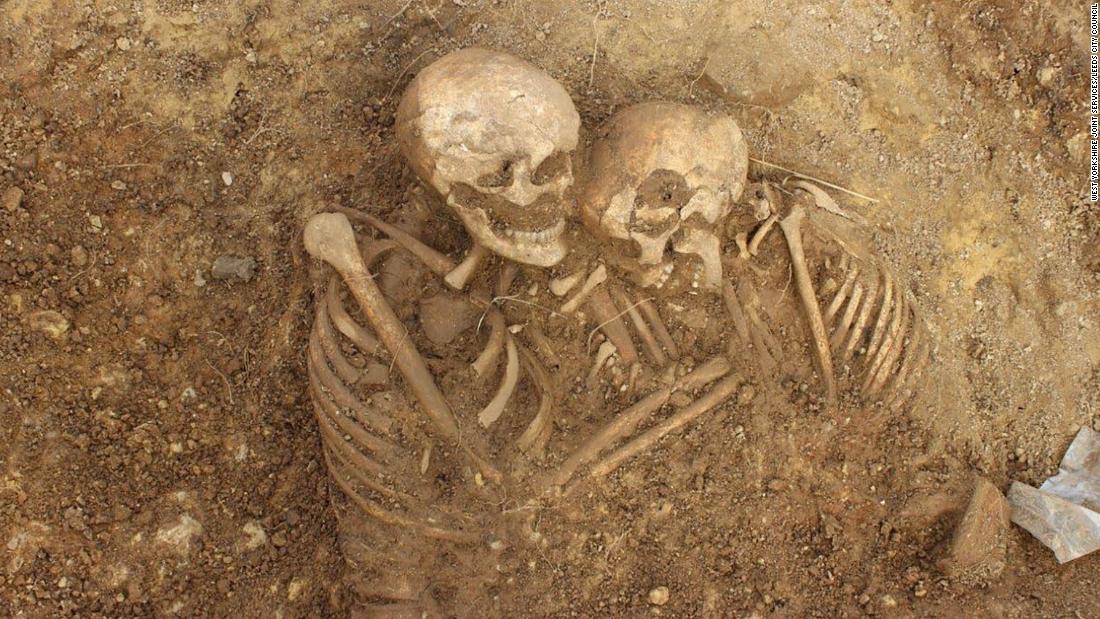 Restos óseos de un aristócrata romano descubiertos en un sarcófago de plomo oculto